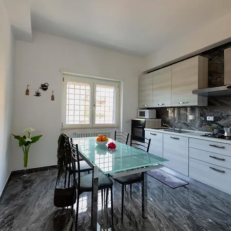 Big Crire At 724 Apartament